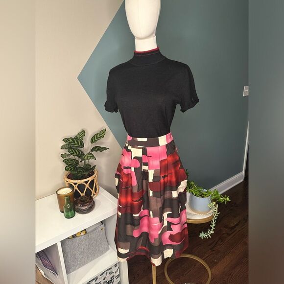 Tahari Black Knit Short Sleeve Mock Turtleneck Sweater with Red Trim - Size 6 - Picture 13 of 13